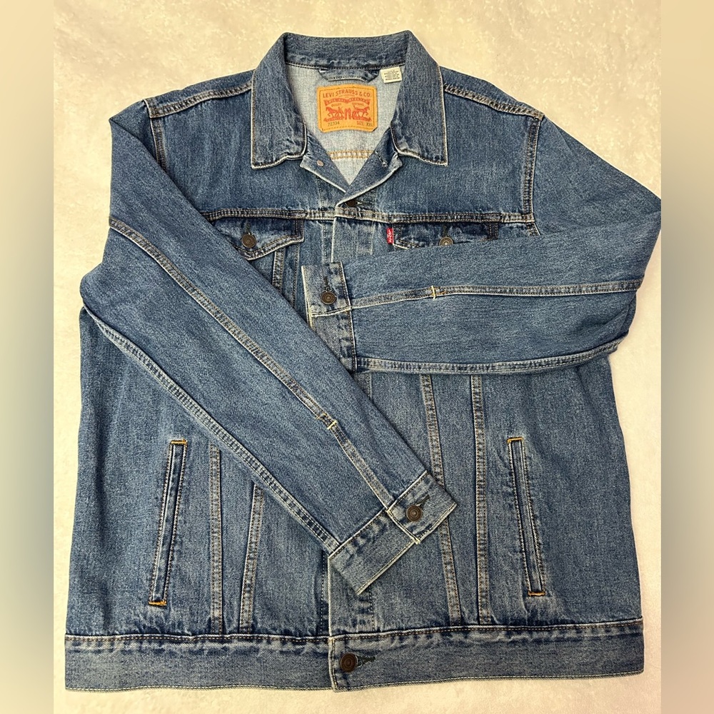 LEVIS  Man’s Jean Jacket In Medium Wash Size XXL